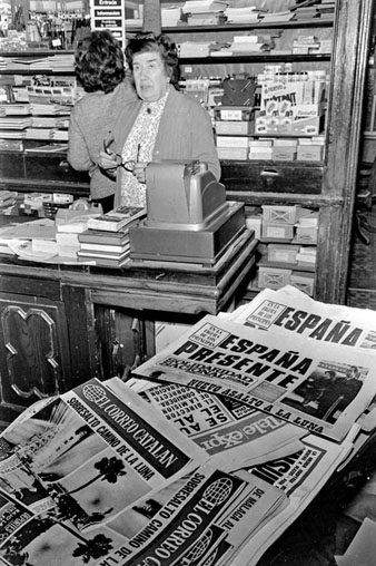 Venda de premsa a la llibreria Franquet, al carrer Argenteria. Al centre, la quiosquera, Maria Bosch. 1971