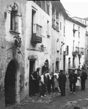 Grup de gent a la plaça d'Osor. Ca. 1909
