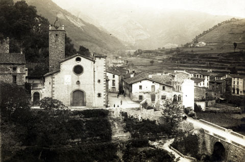 Vista general del poble d'Osor amb l'església de Sant Pere. 1918