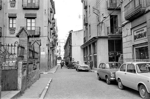 El carrer Anselm Clavé.  A l'esquerra, l'entrada del Xalet Juandó, a l'encreuament amb el carrer del Nord. Al fons, la plaça Independència. 1970