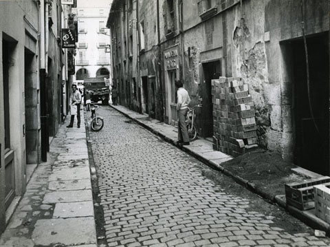 El carrer Anselm Clavé.  Al fons, la plaça Independència. 1972