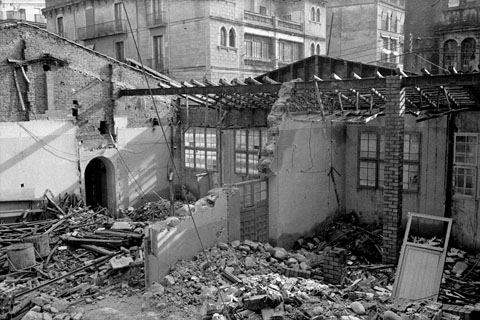 Obres d'enderrocament de l'antiga Escola de Mestres, obra de Rafael Masó, al carrer Anselm Clavé. 1972