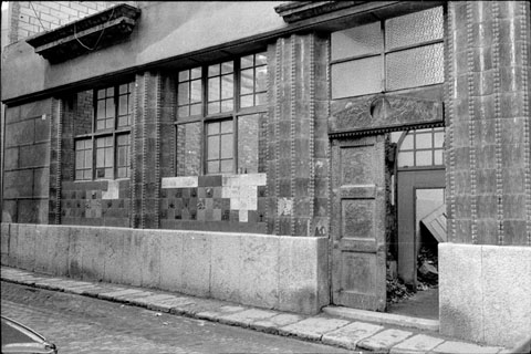 Obres d'enderrocament de l'antiga Escola de Mestres, obra de Rafael Masó, al carrer Anselm Clavé. 1972