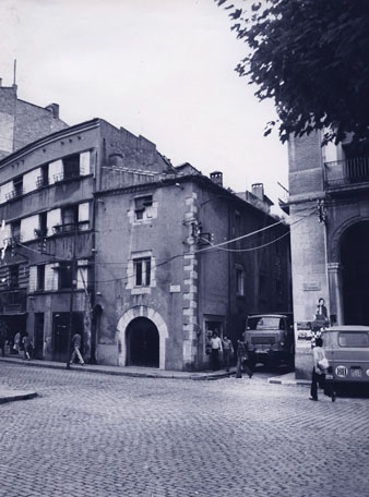 Confluència dels carrers Santa Clara i Anselm Clavé, a la plaça de la Independència. La casa que fa cantonada seria enderrocada durant les obres d'eixamplament del carrer Anselm Clavé. 1970