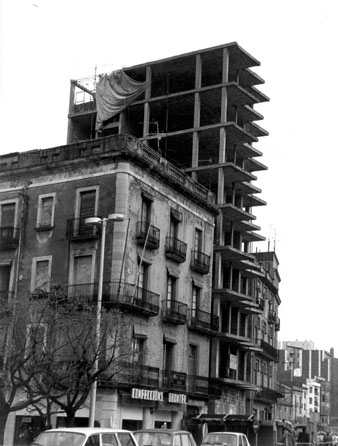 El 'bolet' inacabat de la plaça Catalunya, entre els carrers dels Banyoles i de Troia, abans de l'enderrocament de les quatre plantes il·legals. 1982