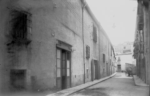 El carrer Hortes. En primer terme les cases adjacents al convent de les Bernardes. 1911