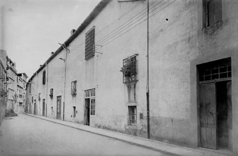 El carrer Hortes. En primer terme les cases adjacents al convent de les Bernardes. 1911