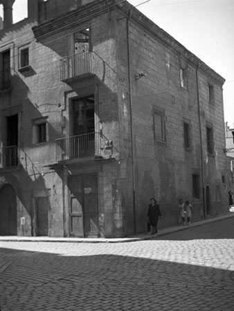 Fase inicial d'enderroc d'una casa gòtica situada a la cantonada entre el carrer Santa Clara i el carrer Hortes. Actualment en aquest punt hi ha ubicat el bloc Culubret Picamal. 1950