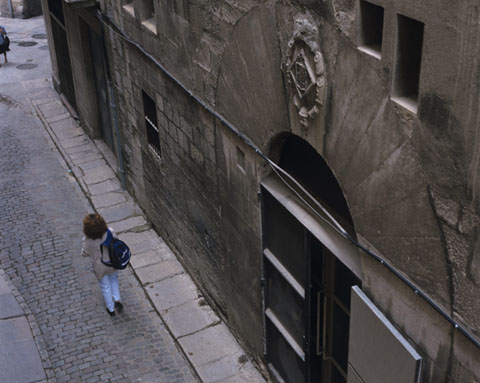Porta adovellada que donava accés al Teatre Municipal des del carrer Nou del Teatre. 2001