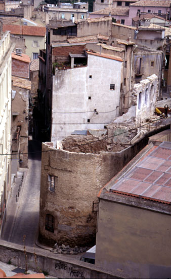 Enderrocament d'un edifici a la cruïlla entre el carrer del Portal Nou i el carrer de Sant Josep. 1996