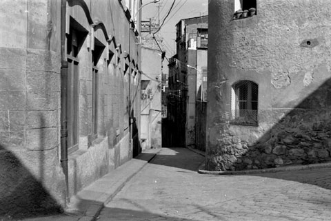 Part alta del carrer de Sant Josep a l'encreuament amb el del Portal Nou. 1976