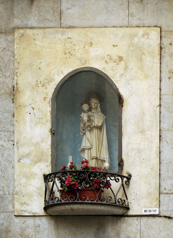 Fornícula de la Mare de Déu de la Mercè al carrer dels Vern. 2006