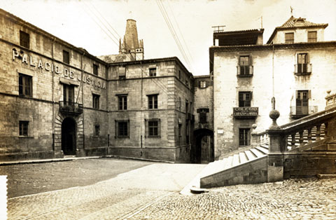 Imatge lateral de l'escalinata. S'aprecia pel color de la pedra el darrer tram i ressoladors nous. Valentí Fargnoli i Annetta. Ca. 1910
