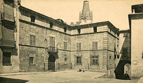 Plaça de la Catedral. 1905-1907. S'hi aprecia el replà davant de la Casa Pastors, que no té els esglaons actuals construïts quan es va rebaixar el terreny