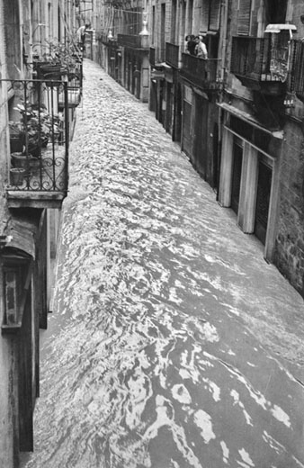 El carrer Ciutadans inundat després del desbordament del riu Onyar. 1962