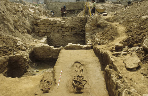 Excavacions al solar de l'antic Hotel dels Italians, al carrer Ciutadans. Esquelets d'època tardo-romana trobats durant l'excavació. 1991