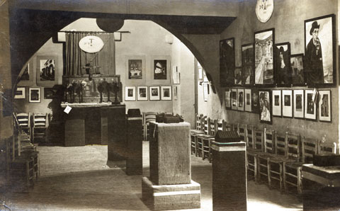 Exposició d'un concurs de fotografia de la Schola Orpheonica Gironina, al carrer Ciutadans. 1919