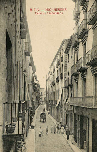 El carrer Ciutadans amb la plaça del Vi al fons. En primer terme, l'establiment de venta de ferros de Josep Puig. 1905