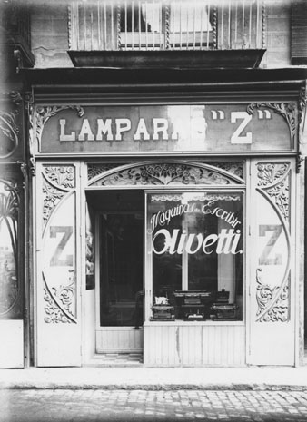 Lamparas Z, comerç de màquines d'escriure del carrer Ciutadans. Posteriorment es transformaria en l'establiment La Moda. 1930