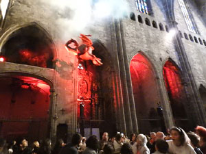 Representaci&oacute; de la Consueta de Sant Jordi cavaller a la nau g&ograve;tica de la Catedral