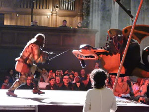 Representaci&oacute; de la Consueta de Sant Jordi cavaller a la nau g&ograve;tica de la Catedral