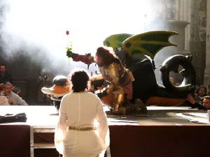 Representaci&oacute; de la Consueta de Sant Jordi cavaller a la nau g&ograve;tica de la Catedral