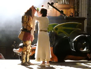 Representaci&oacute; de la Consueta de Sant Jordi cavaller a la nau g&ograve;tica de la Catedral