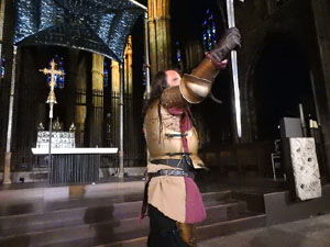 Representaci&oacute; de la Consueta de Sant Jordi cavaller a la nau g&ograve;tica de la Catedral
