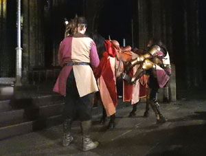 Representaci&oacute; de la Consueta de Sant Jordi cavaller a la nau g&ograve;tica de la Catedral