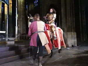 Representaci&oacute; de la Consueta de Sant Jordi cavaller a la nau g&ograve;tica de la Catedral