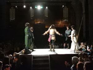 Representaci&oacute; de la Consueta de Sant Jordi cavaller a la nau g&ograve;tica de la Catedral