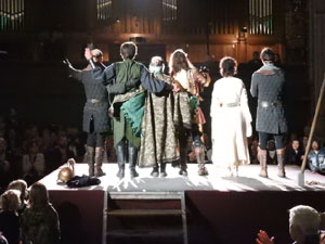 Representaci&oacute; de la Consueta de Sant Jordi cavaller a la nau g&ograve;tica de la Catedral