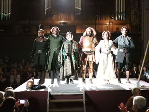 Representaci&oacute; de la Consueta de Sant Jordi cavaller a la nau g&ograve;tica de la Catedral