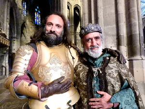 Representaci&oacute; de la Consueta de Sant Jordi cavaller a la nau g&ograve;tica de la Catedral