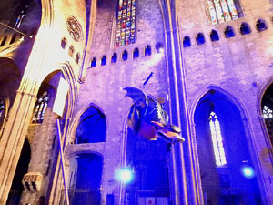 Representaci&oacute; de la Consueta de Sant Jordi cavaller a la nau g&ograve;tica de la Catedral