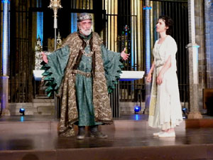 Representaci&oacute; de la Consueta de Sant Jordi cavaller a la nau g&ograve;tica de la Catedral