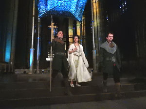 Representaci&oacute; de la Consueta de Sant Jordi cavaller a la nau g&ograve;tica de la Catedral