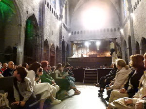 Representaci&oacute; de la Consueta de Sant Jordi cavaller a la nau g&ograve;tica de la Catedral