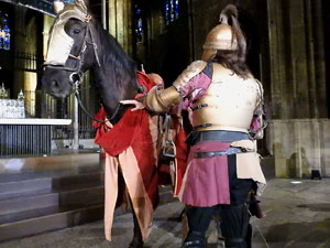 Representaci&oacute; de la Consueta de Sant Jordi cavaller a la nau g&ograve;tica de la Catedral