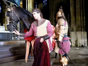 Representaci&oacute; de la Consueta de Sant Jordi cavaller a la nau g&ograve;tica de la Catedral