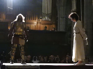 Representaci&oacute; de la Consueta de Sant Jordi cavaller a la nau g&ograve;tica de la Catedral