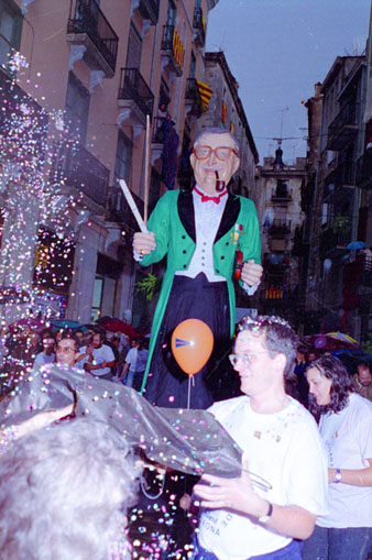 Cercavila de bateig dels gegants Xavier Cugat i la Musa de la Música al carrer de la Cort Reial. 1993
