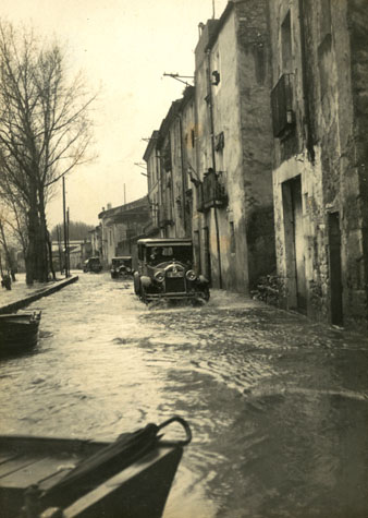 El carrer de Pedret inundat després del desbordament del riu Ter. 1940