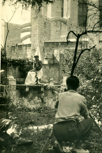 Escena del rodatge de la pel·lícula 'Castillo Maldito'. Montserrat Fabra interpretant el paper de dama en els Jardins de la Francesa. 1949