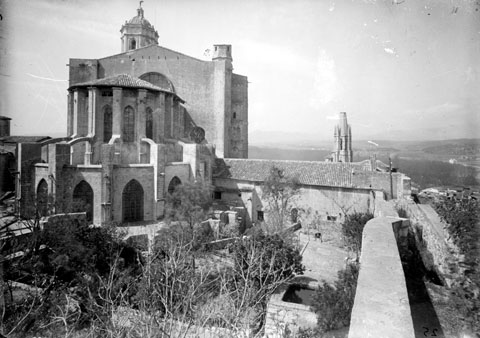Els Jardins de la Francesa amb els absis de la Catedral al fons. 1935