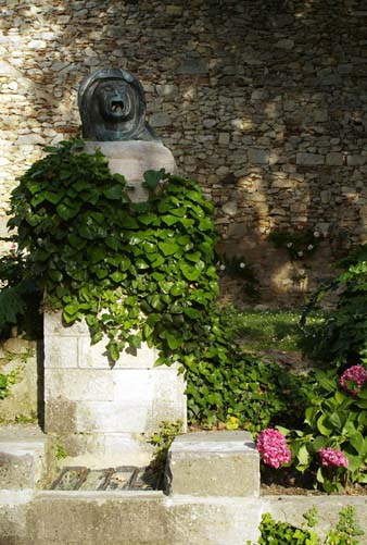 L'escultura 'El Crit de la Bruixa', obra de Pia Crozet instal·lada als Jardins de la Francesa. 2006