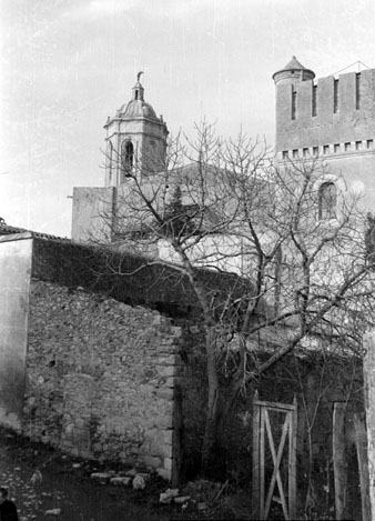 Vista del campanar de la Catedral i de la torre dels Jardins de la Francesa. 1947
