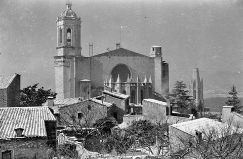 Vista de la Catedral de Girona des de la muralla.  En primer terme, els jardins de la Francesa. 1960
