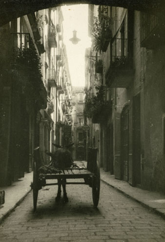 Carruatge circulant pel carrer Mercaders. 1920