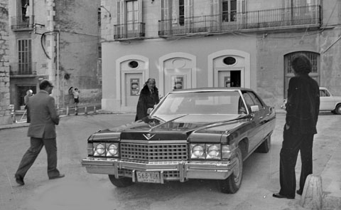 Salvador Dalí al costat d'un dels seus Cadillacs, a Figueres. 1974